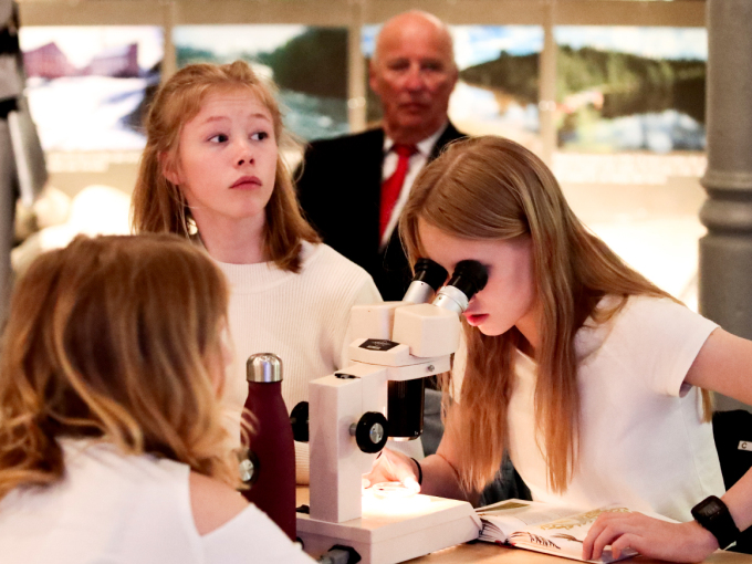 Ungdom i arbeid med mikroskop på Haldenvassdragets Kanalmuseum. Foto: Lise Åserud / NTB scanpix